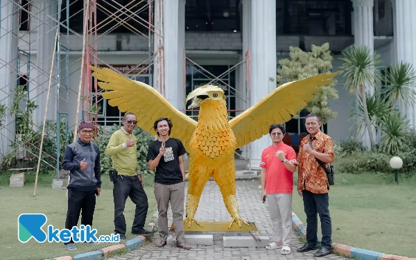 Thumbnail Dua Patung Monumental Jadi Langkah Awal Karier Yusril Mahendra, Seniman Muda dari UB