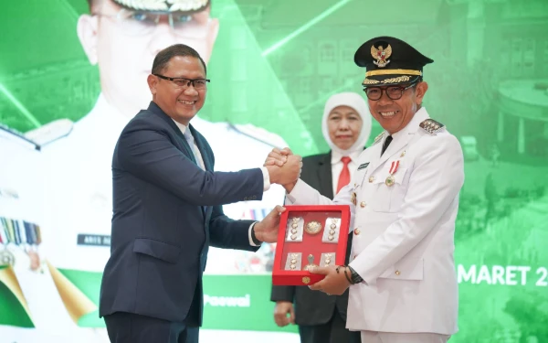 Thumbnail Disaksikan Gubernur Khofifah, Sertijab Wali Kota Batu Khidmat, Nurochman-Heli Siap Wujudkan Mbatu SAE