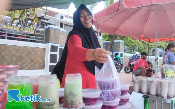 Thumbnail Jelang Berbuka, Lapak Takjil di Pacitan Tak Pernah Sepi Pengunjung