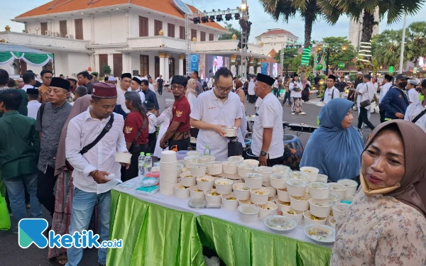 Thumbnail Tasyakuran Pelantikan Gubernur dan Wagub Jatim, Khofifah-Emil Bagi-Bagi Ribuan Porsi Buka Puasa di Grahadi