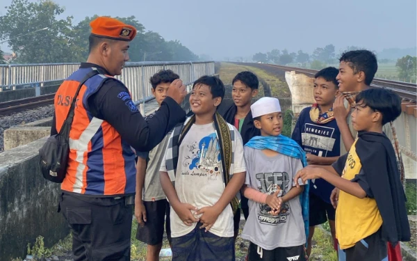 Thumbnail Awas! Ngabuburit di Jalur Kereta Api Bisa Didenda Rp15 Juta