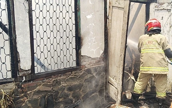 Thumbnail Rumah di Jalan Banyu Urip Surabaya Hangus Terbakar, Tidak Ada Korban Jiwa