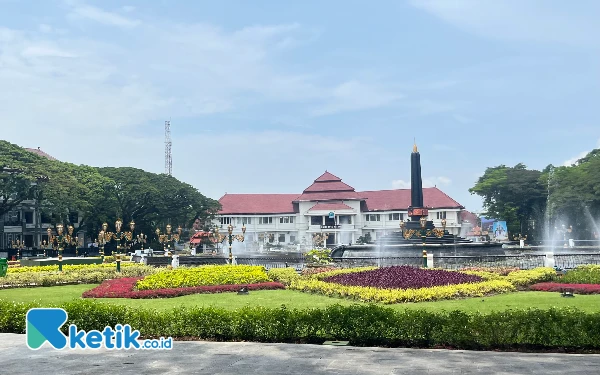 Thumbnail Khawatir Taman Rusak, DLH Kota Malang Wacanakan Pagar Besi Portabel di Alun-alun Tugu