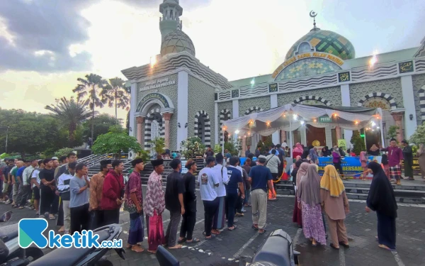 Thumbnail Takjil Gratis Tiap Hari di Masjid Agung Pacitan Disambut Antusias Jamaah