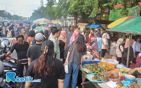 Merasakan 'War Takjil' di Jalan Karang Menjangan Surabaya
