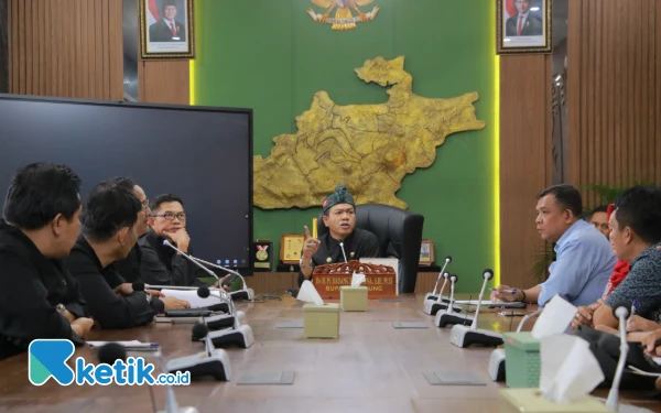 Thumbnail Bereskan Polemik Pasar Ciparay, Bupati Bandung Instruksikan Minggu Depan Mulai Dibangun