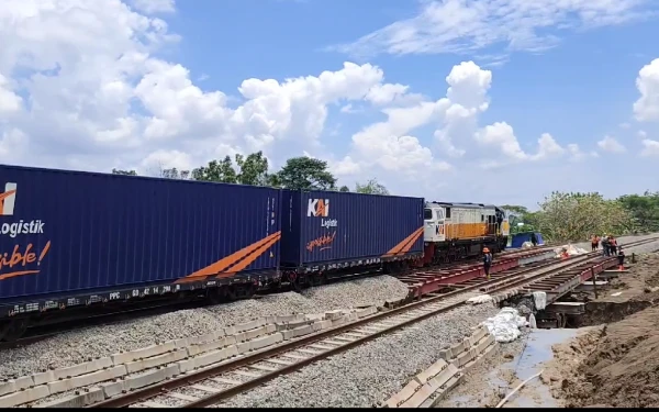 Usai Tergenang Banjir, Perjalanan KA Arah Surabaya Pasarturi Jalur Utara Kembali Normal