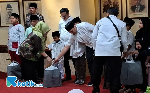 DPRD Surabaya Berbagi Kebahagiaan dengan 99 Anak Yatim