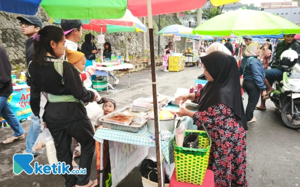 Thumbnail Ramai Pembeli, Perputaran Uang Pasar Takjil Kota Batu Sentuh Rp94,5 Juta Per Hari