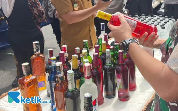 Thumbnail Polresta Malang Kota Musnahkan Ribuan Botol Miras Hasil Penindakan Operasi Pekat Semeru 2025