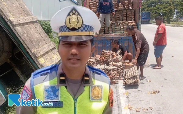 Diduga Mengantuk, Truk Muatan Telur Terguling di Jalur Pantura Pemalang