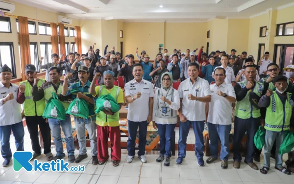 Thumbnail 11 Ribu Pengemudi Opang dan Petugas Sampah Bergembira Dapat Paket Sembako dari Bupati Bandung