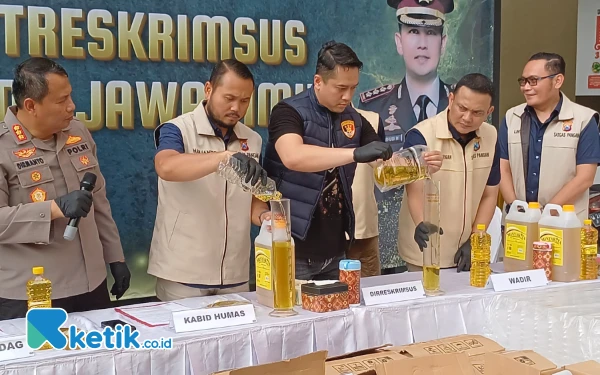 Thumbnail Satgas Pangan Polda Jatim Bongkar Minyakita Palsu, Isi Minyak Curah dan Volume Beda dari Kemasan