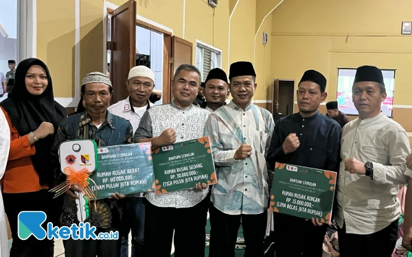 Thumbnail Bupati Bandung Serahkan Bantuan Rp25,5 Miliar dari BNPB untuk Warga Terdampak Gempa