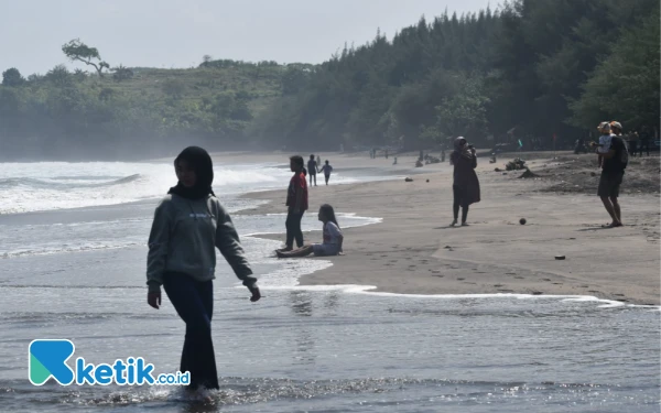 Thumbnail Berita - Melihat Indahnya Eksotisme Pantai Serang Blitar