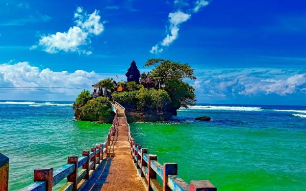 Thumbnail Berita - Pesona Pantai Balekambang Malang, dari Pasir Putih hingga Pura Mirip Tanah Lot