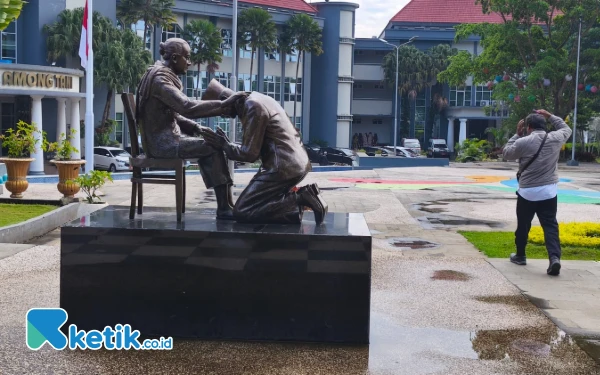 Thumbnail Berita - Mengenal Patung Bung Karno Sungkem di Balai Kota Among Tani Kota Batu
