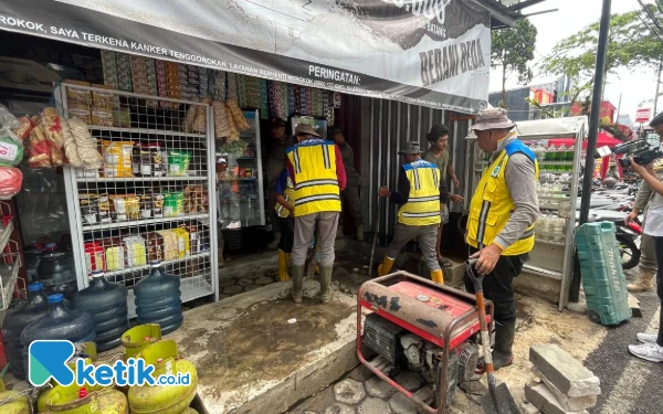 Thumbnail Berita - Berdiri di Atas Drainase, Warung Madura Jalan Soehat Kota Malang Dibongkar