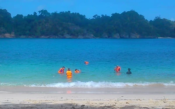 Thumbnail Berita - Pesona Pantai Tiga Warna Kabupaten Malang, Ini Tips Berkunjung ke Sana!