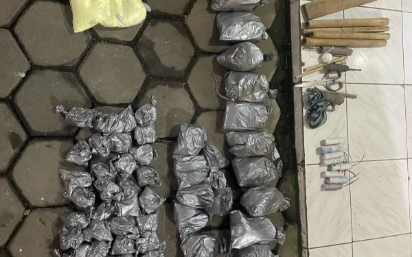 Thumbnail Berita - Kakek Penjual dan Pembuat 'Mercon' Diringkus Polisi, Amankan 22 Kg Bahan Peledak