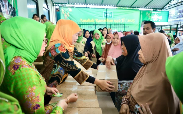 Khofifah dan Muslimat NU Bagikan Seribu Paket Lebaran dari Keluarga Jusuf Kalla