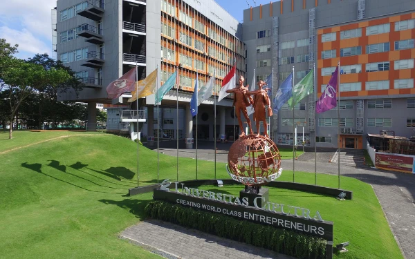 Thumbnail Berita - Berikut 9 Universitas Swasta Terbaik di Surabaya, Ada Kampusmu?