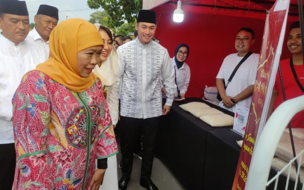 Gubernur Khofifah Apresiasi Stan Pasar Murah Bank Jatim di Peresmian Ruang Publik Pemkab Tuban