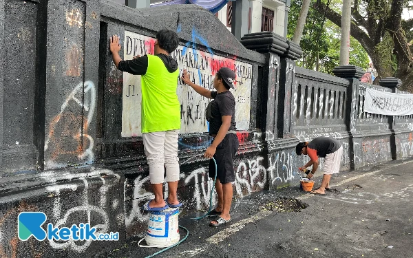 Thumbnail Berita - Dirusak Pendemo, Biaya Perbaikan Gedung DPRD Kota Malang Capai Rp150 juta