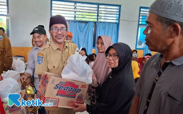 Thumbnail Berita - [Berita Foto] Suasana Penyaluran Bantuan Awal Bagi Korban Banjir di Kecamatan Bacan