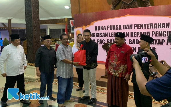 DPC PDIP Kabupaten Blitar Gelar Buka Bersama dan Bagikan 3.600 Parcel untuk Kader