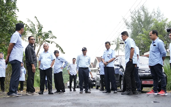 Thumbnail Berita - Meninjau Ruas Jalan Milik Kabupaten Bupati Sleman, Berharap Adanya Perbaikan Sebelum Lebaran