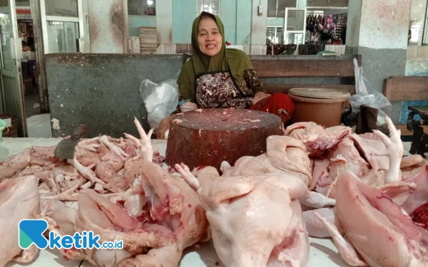 Thumbnail Tahan Harga, Daging Ayam di Pacitan Stabil Rp35 Ribu Jelang Lebaran