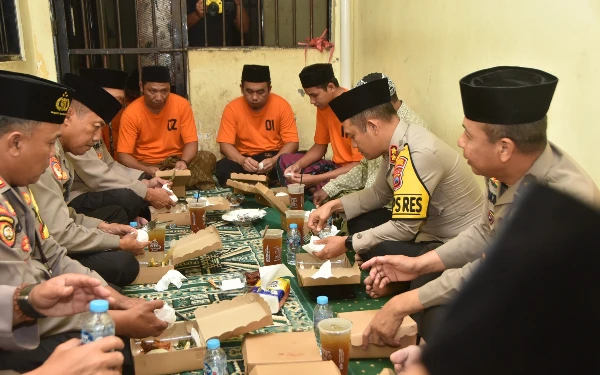 Thumbnail Berita - Kapolres Bondowoso Berbagi dan Buka Puasa Bersama Tahanan