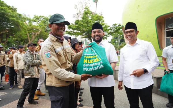 Thumbnail 310 Petugas Kebersihan Dapat Bingkisan Lebaran dari Wali Kota Batu