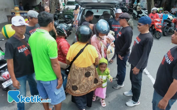 Thumbnail Berita - Viral! Ormas Petarung Kehidupan Nusantara Turun Jalan Bagikan Sembako