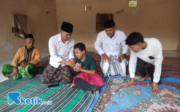 Thumbnail Rekan Indonesia Sampang Serahkan Uang Hasil Open Donasi kepada Anak Yatim Penderita Kanker