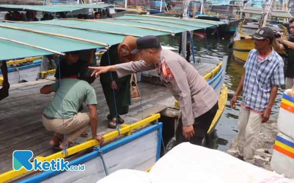 Pastikan Bebas Insiden Kecelakaan, Kapolres Probolinggo Kota Pantau Langsung Tradisi Petolekoran