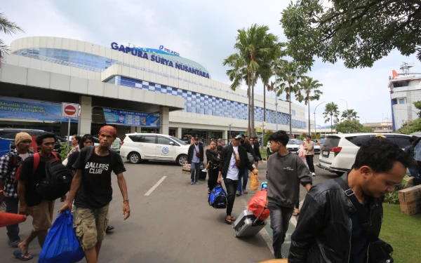 Thumbnail Berita - Arus Mudik Lebaran 2025 di Pelabuhan Tanjung Perak Meningkat, Capai 264.000 Pemudik