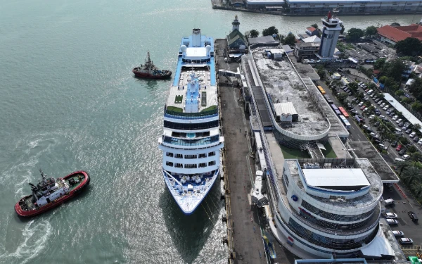 Thumbnail Berita - Kapal Pesiar Mewah MV Regatta Merapat di Surabaya Saat Mudik Lebaran