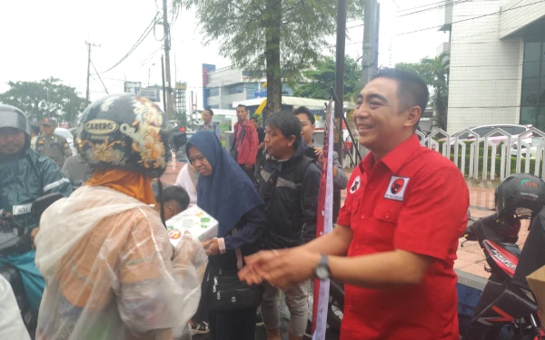 Thumbnail Berita - Semangat Marhaen, Ratusan Kader BMI Bagikan Sembako dan Takjil di Jember