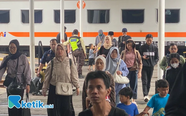 Thumbnail Daop 8 Surabaya Ungkap Puncak Arus Mudik Terjadi pada 28 Maret 2025