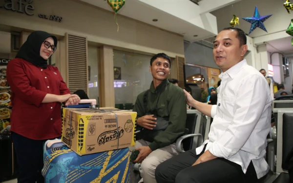 Thumbnail Berita - Puncak Arus Mudik, Eri Cahyadi dan Rini Bagikan Oleh-Oleh di Stasiun Gubeng Surabaya