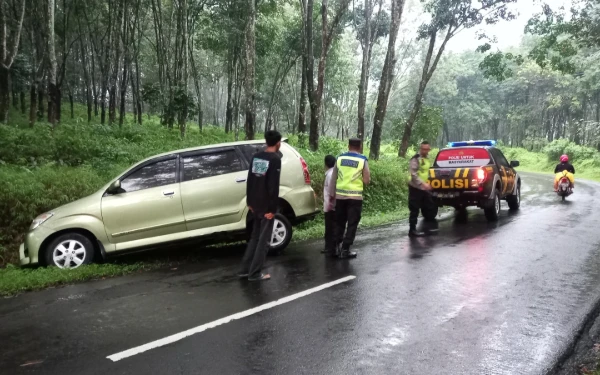 Mobil Pemudik Menuju Banjarnegara Terperosok di Parit Hutan Pekalongan, Polisi Bantu Evakuasi