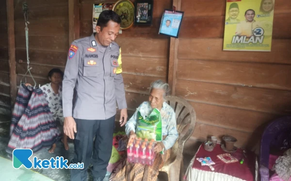Thumbnail Sambut Idulfitri Bhabinkamtibmas Polsek Pulau Bacan Halsel  Bripka Rahman Suhaem Bagi-Bagi Sembako ke Lansia
