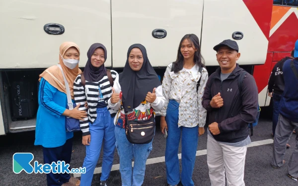 Thumbnail Pertama Kali Ikuti Mudik Gratis Pemprov Jatim, Keluarga Ini Rela Antri Tiket dari Jam 3 Pagi