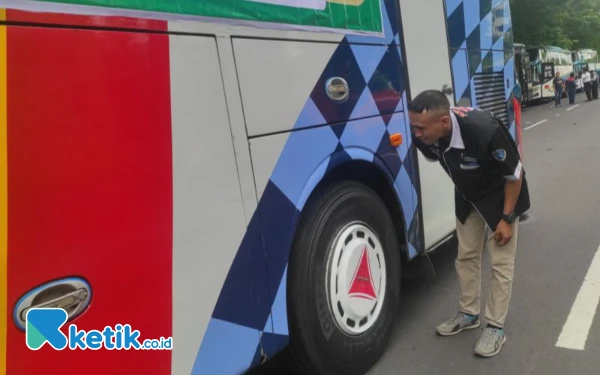 Thumbnail Cek Semua Perlengkapan, Kru Bus Ini Pastikan Penumpang Mudik Gratis Pemprov Jatim Aman Sampai Tujuan