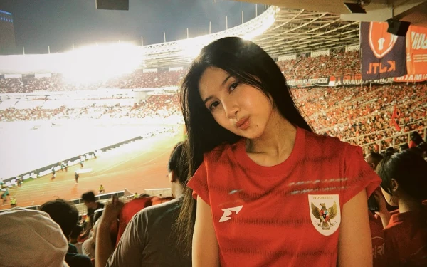 Thumbnail Berita - [Berita Foto] Momen Keseruan Penyanyi Jkt 48 Anindya Ramadhani Nonton Timnas di GBK