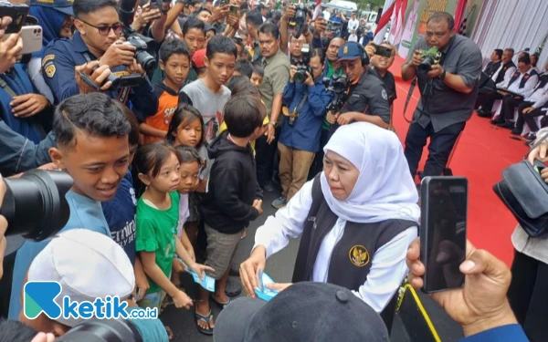 Thumbnail Khofifah Bagi-Bagi THR Buat Anak-Anak Sebelum Lepas Mudik Gratis 2025