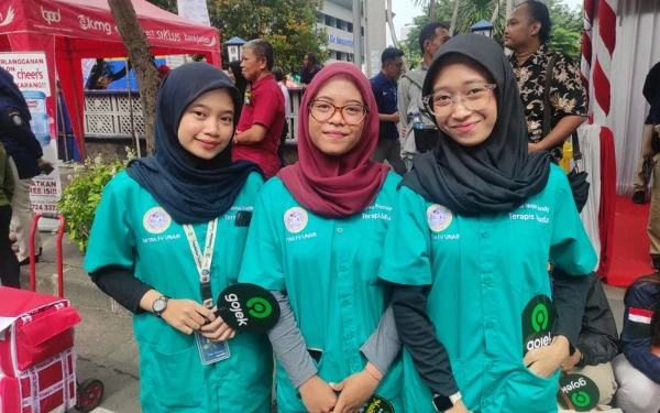 Thumbnail Berita - Cerita 3 Mahasiswa Unair Bantu Cek Kesehatan Pemudik