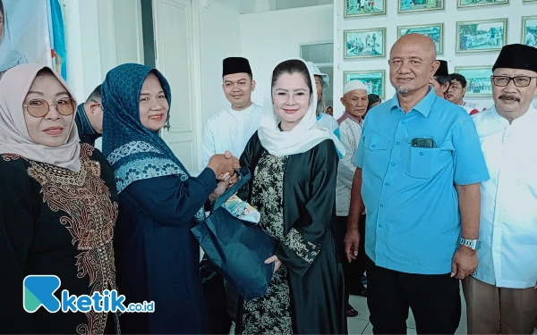 Thumbnail Berita - 600 Warga Cilacap Tersenyum Bahagia Terima Sembako dari Legislator Novita Wijayanti dan David Ishaq Aryadi